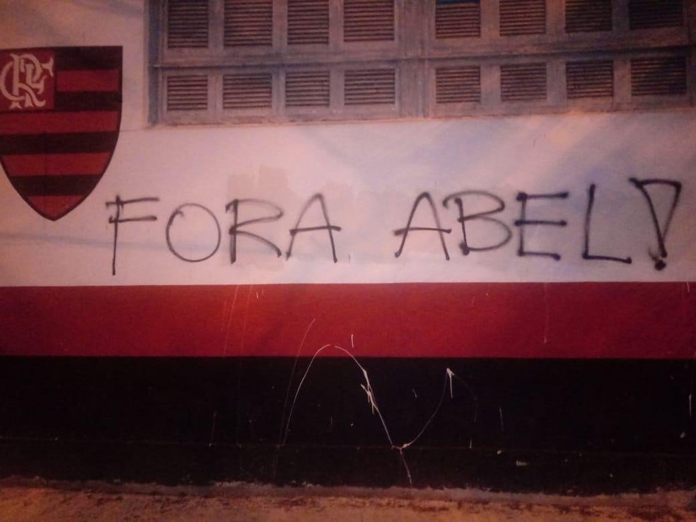 Pichação na Gávea pede a saída de Abel — Foto: Reprodução