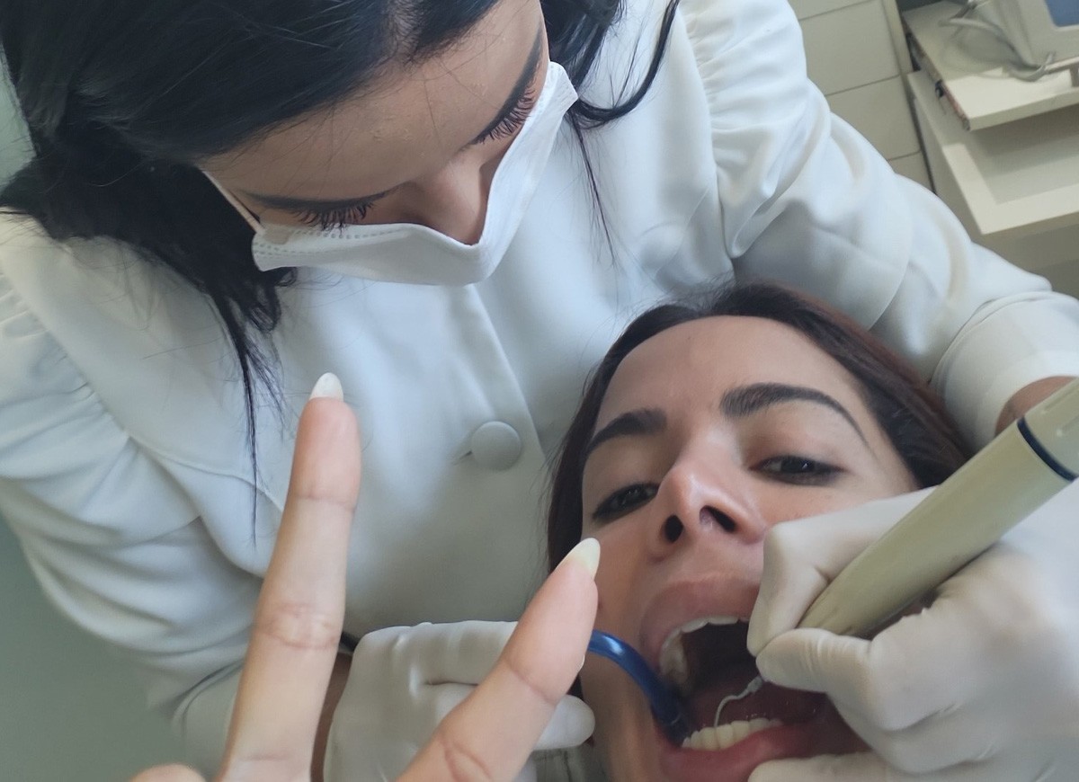 Anitta visita dentista (Foto: Reprodução/Twitter)
