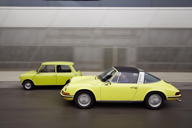 Porsche 911 e Mini Cooper (Foto: divulgação)