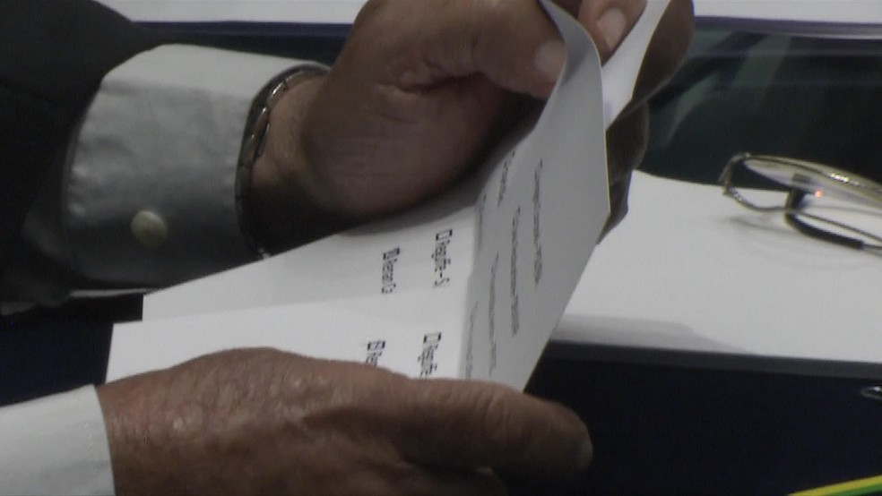 Cédulas sem envelopes tinham votos para Renan Calheiros (MDB-AL) — Foto: Reprodução/TV Globo