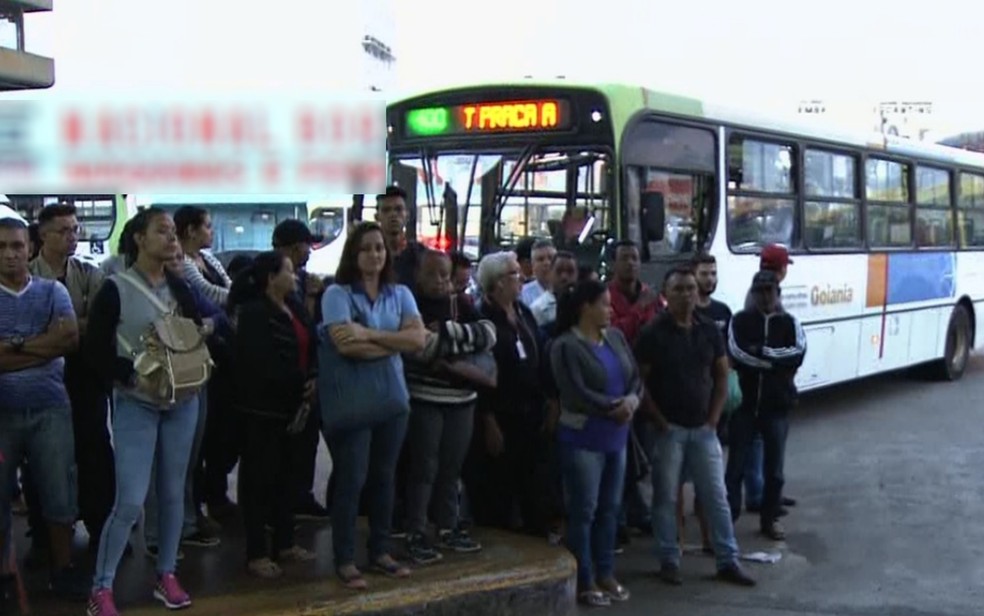 Passageiros enfrentam espera de até 30 minutos para embarque no Terminal Praça A, em Goiânia (Foto: TV Anhanguera/Reprodução)