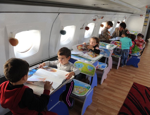 Interior do avião foi reformado e ganhou jogos e brinquedos. (Foto: Vano Shlamov/AFP)