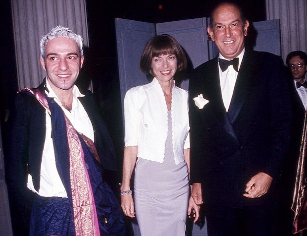 John Galliano, Anna Wintour e Oscar de la Renta reunidos em clique de 1990 (Foto: Reprodução)