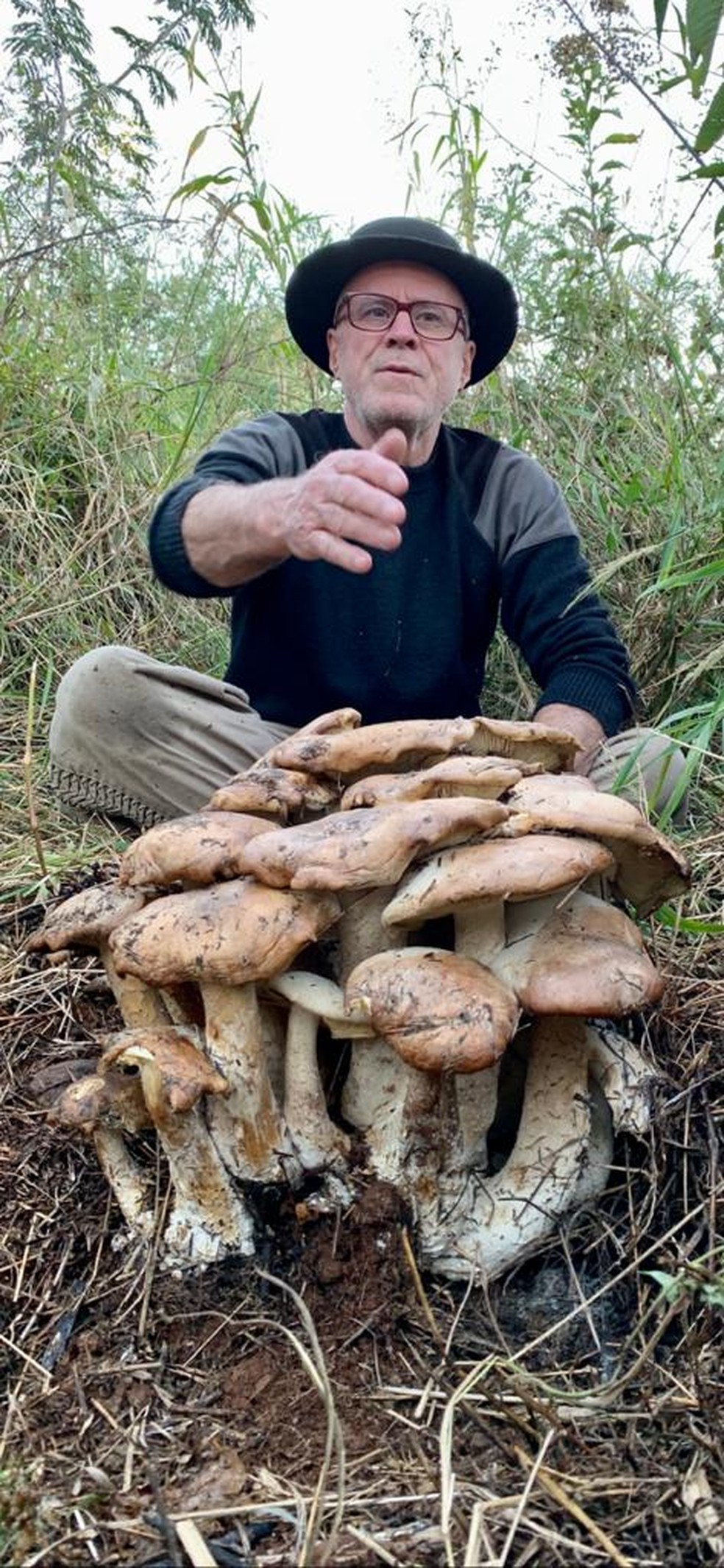 Dono da chácara com cogumelo gigante — Foto: Evandro Nicola/Arquivo pessoal