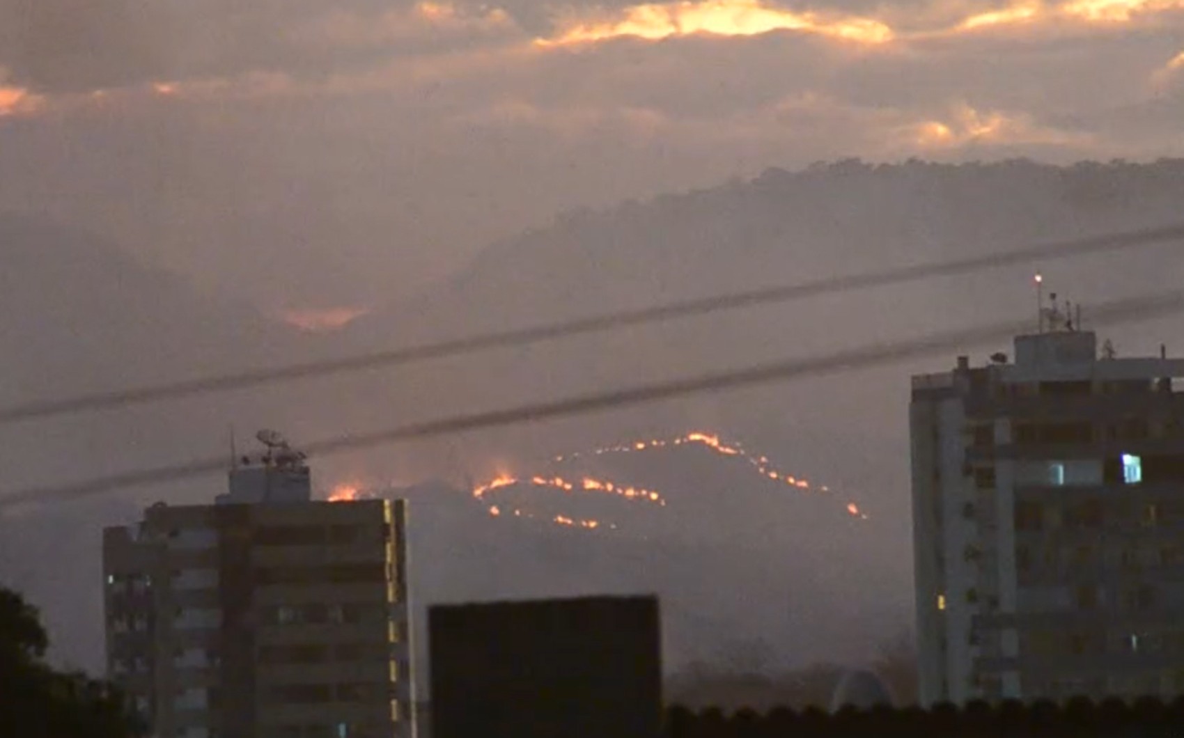 Bombeiros atuam há mais de 24 horas para debelar incêndio em área de vegetação em Barreiras