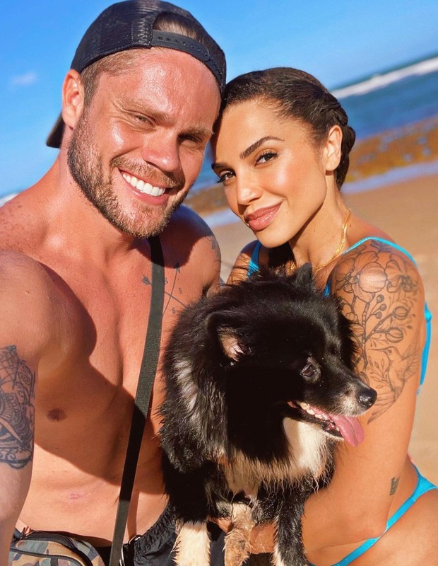 O casal de ex-BBBs Breno Simões e Paula Amorim levaram cadelinha de estimação, Laila, para destino de férias (Foto: Reprodução/Instagram)