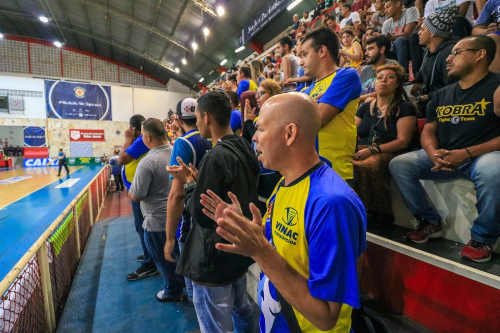 Marcos Rodolfo de Brito fica bem prÃ³ximo Ã  quadra e acompanha o jogo pela vibraÃ§Ã£o da torcida â Foto: Danilo Sardinha/GloboEsporte.com