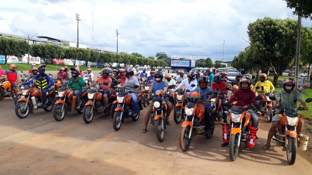 Mototaxistas se reúnem para dar início a manifestação pela abertura dos comércios em Ariquemes.  — Foto: Luiz Martins/Rede Amazônica