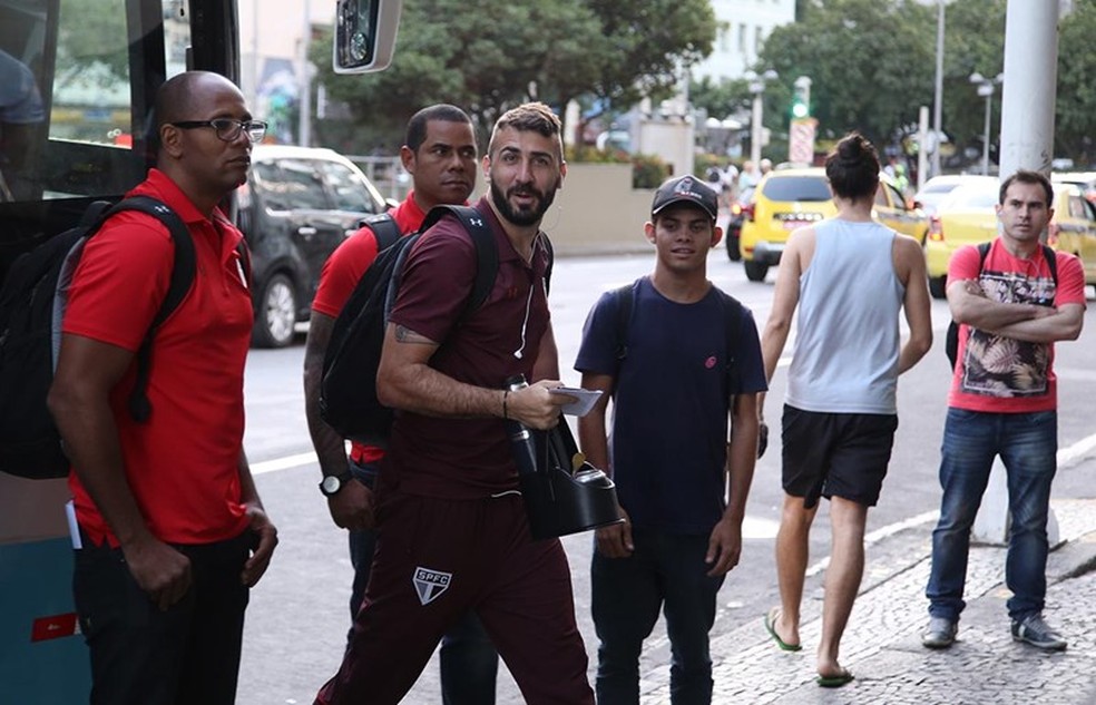 Pratto desce do ônibus do São Paulo (Foto: Rubens Chiri / www.saopaulofc.net)