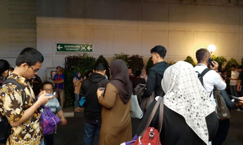 Funcionários deixam prédio comercial após um forte terremoto na região de Serpong, província de Banten, nesta sexta-feira (2)  — Foto: Indaryani / AFP