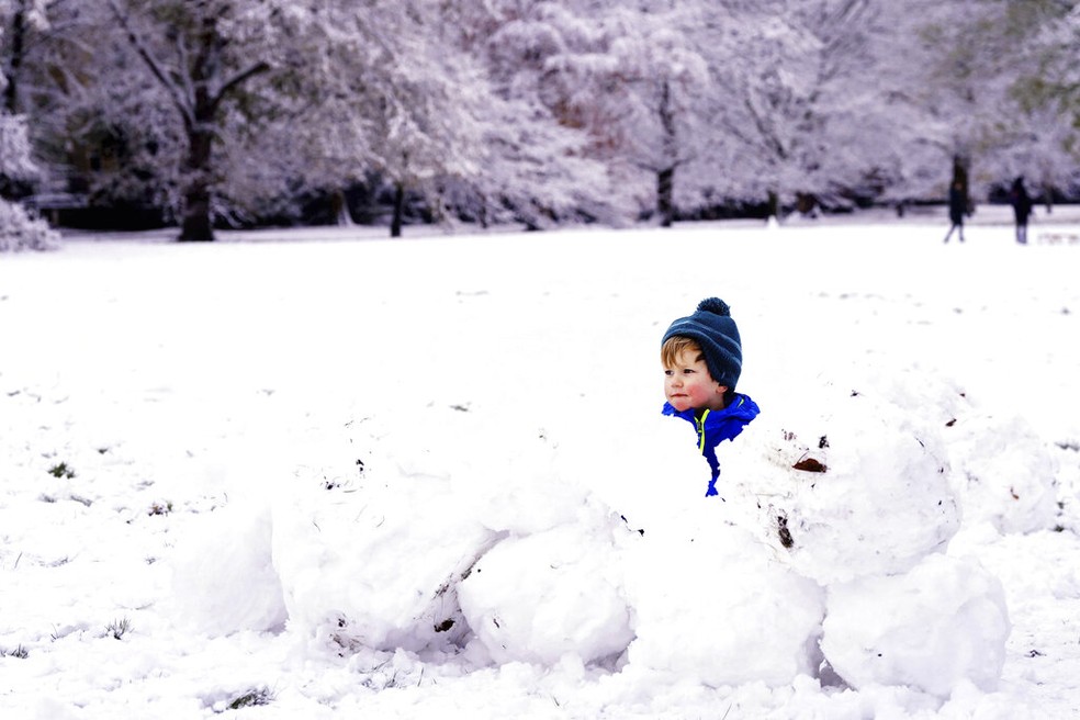 Criana no parque de Greenwich, em Londres, em 12 de dezembro de 2022 — Foto: Victoria Jones/AP