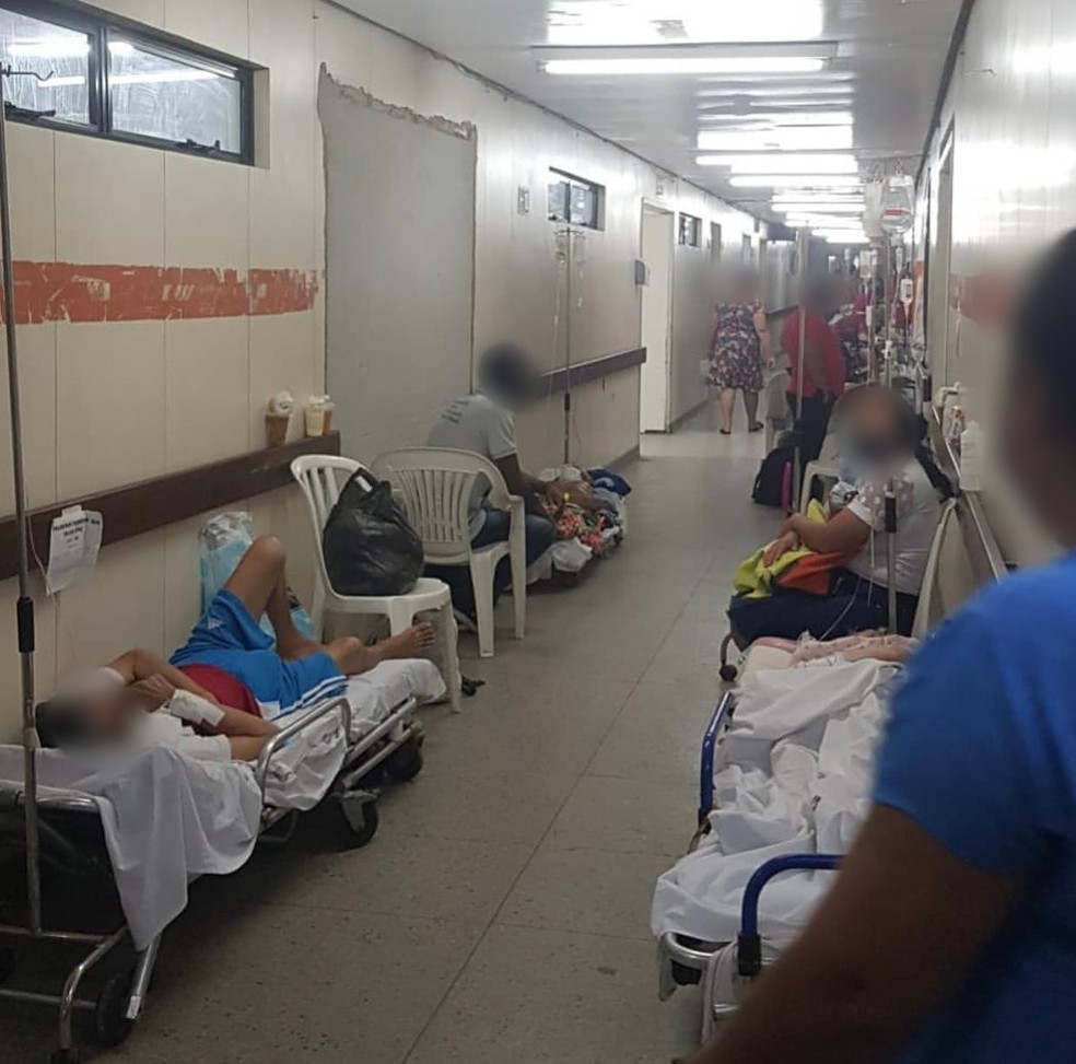 Pacientes internados em macas nos corredores do Hospital Walfredo Gurgel, em Natal — Foto: Cedida