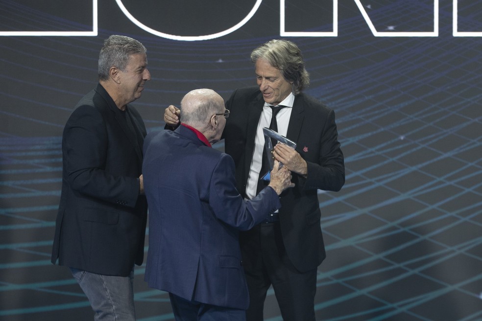 Jorge Jesus recebe prêmio das mãos de Zagallo — Foto: Lucas Figueiredo/CBF