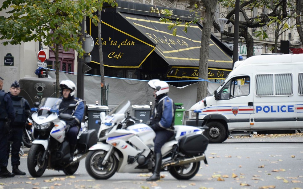 Polícia guarda perímetro da cafeteria da casa de shows Bataclan, em Paris, palco do mais mortal dos ataques simultâneos na cidade na última semana — Foto: Bertrand Guay/AFP