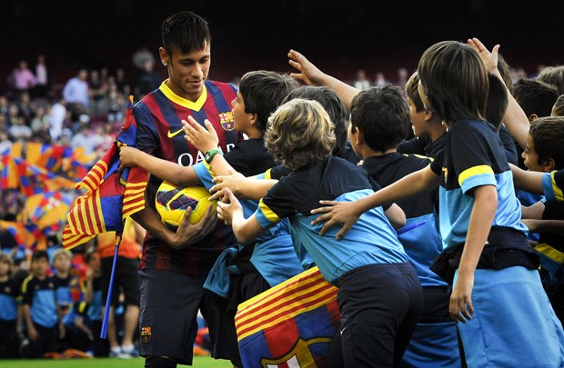 Neymar durante sua apresentação ao Barcelona (Foto: Getty Images)