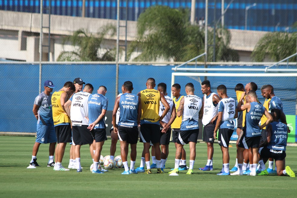 Renato conversa com grupo do Grêmio — Foto: Eduardo Moura