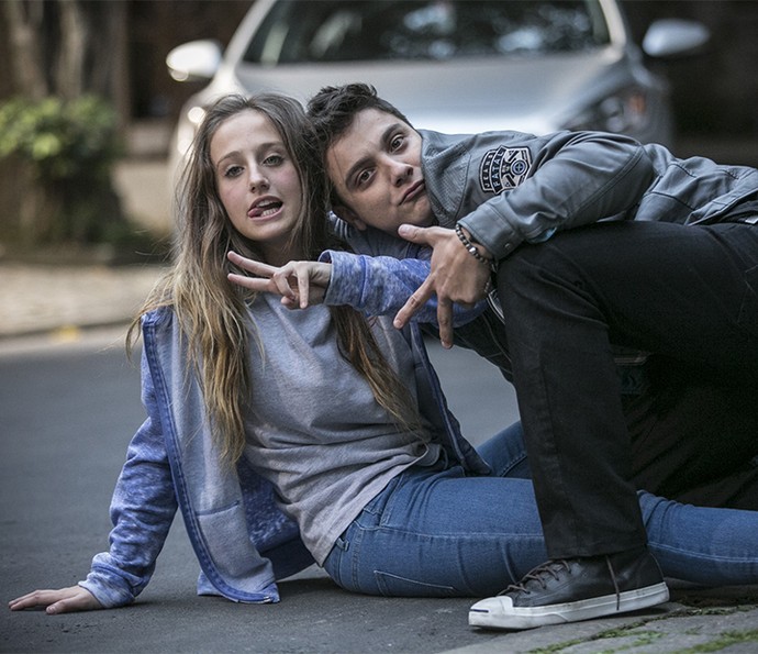 Bruna Griphao e Cadu Libonati se divertem nos bastidores da primeira cena de Carol e Murilo juntos (Foto: Raphael Dias/Gshow)