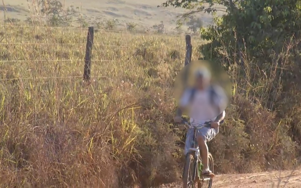 Após fuga de Lázaro Barbosa, caseiro diz que tem de pedalar quase 20 km por dia para não dormir em fazenda   — Foto: Reprodução/TV Anhanguera