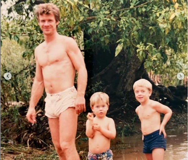 Uma foto de infância compartilhada pelo ator Chris Hemsworth, com ele e o irmão mais velho, Luke, na companhia do pai, Craig Hemsworth (Foto: Instagram)