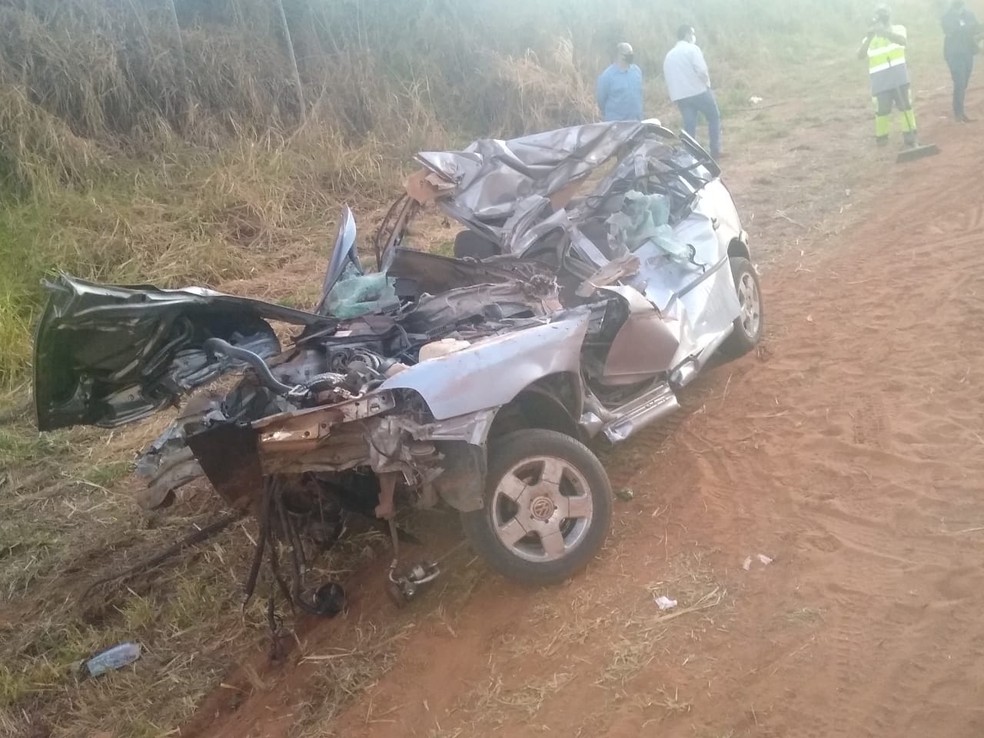 Motorista morre após colidir carro em caminhão, em Ouro Verde — Foto: Polícia Rodoviária 