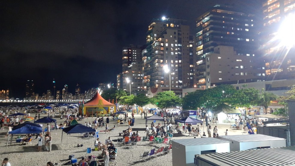 Tendas na areia da Praia Central de Balneário Camboriú na Noite de Ano Novo — Foto: Thiago Velasques/Divulgação