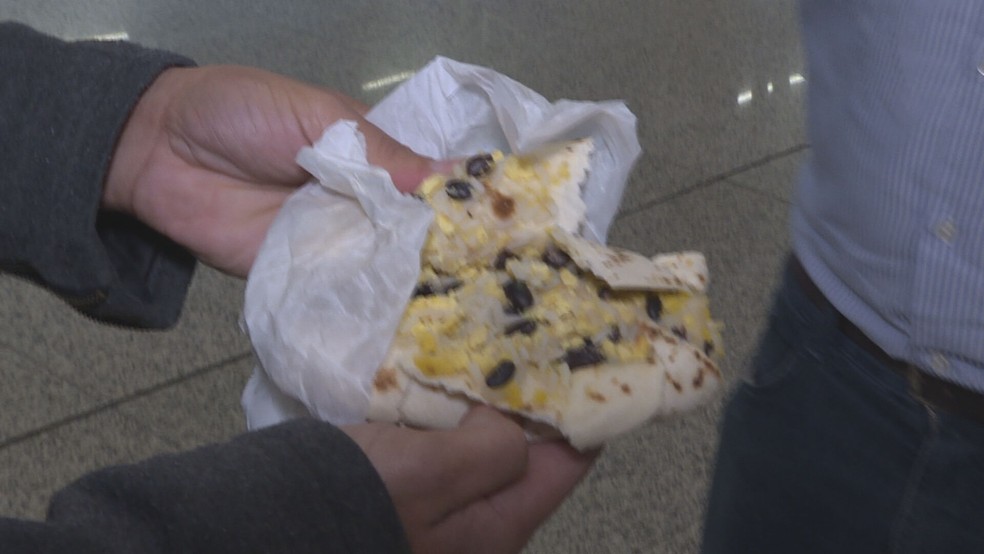 Brasileiro deportado mostra burrito servido nos Estados Unidos — Foto: Reprodução/TV Globo