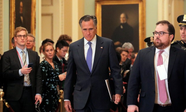 Senador republicano Mitt Romney durante uma pausa no julgamento do impeachment no Senado