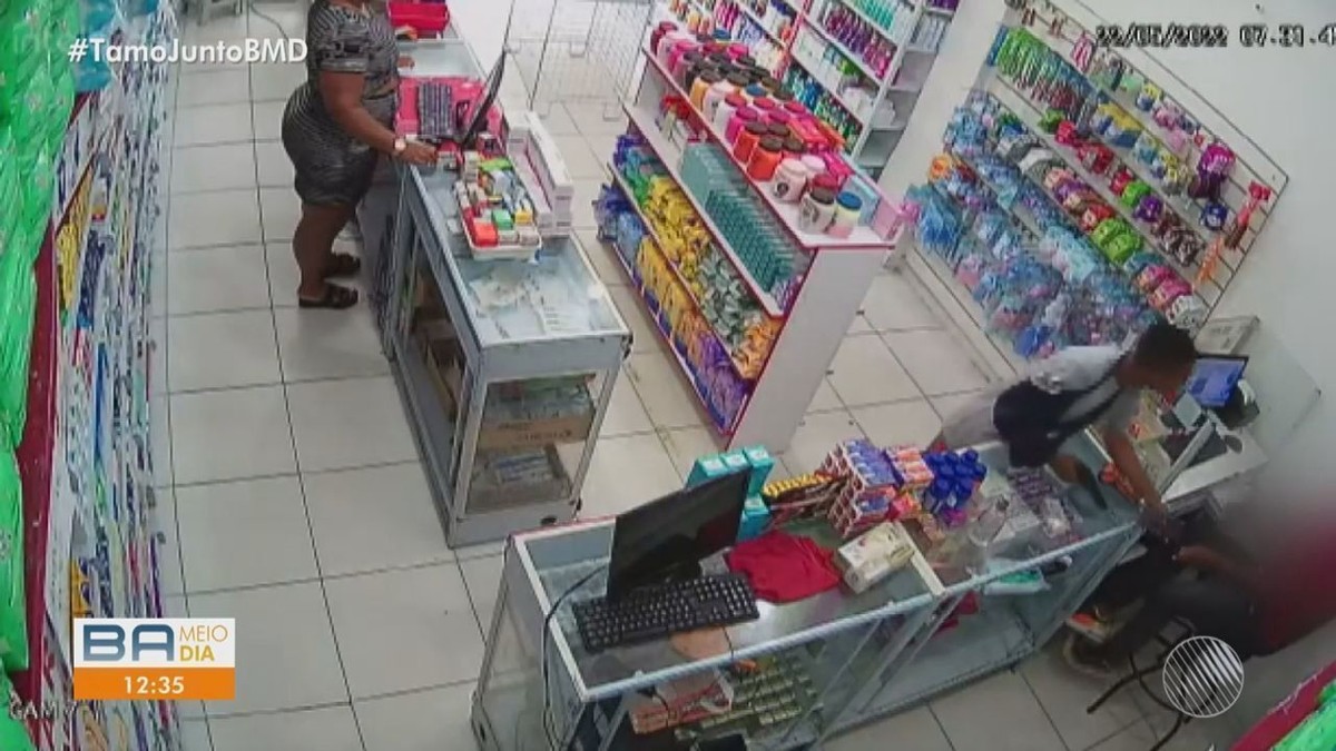 VÍDEO: Homem com tipoia finge estar com braço quebrado e assalta funcionários de farmácia em Salvador