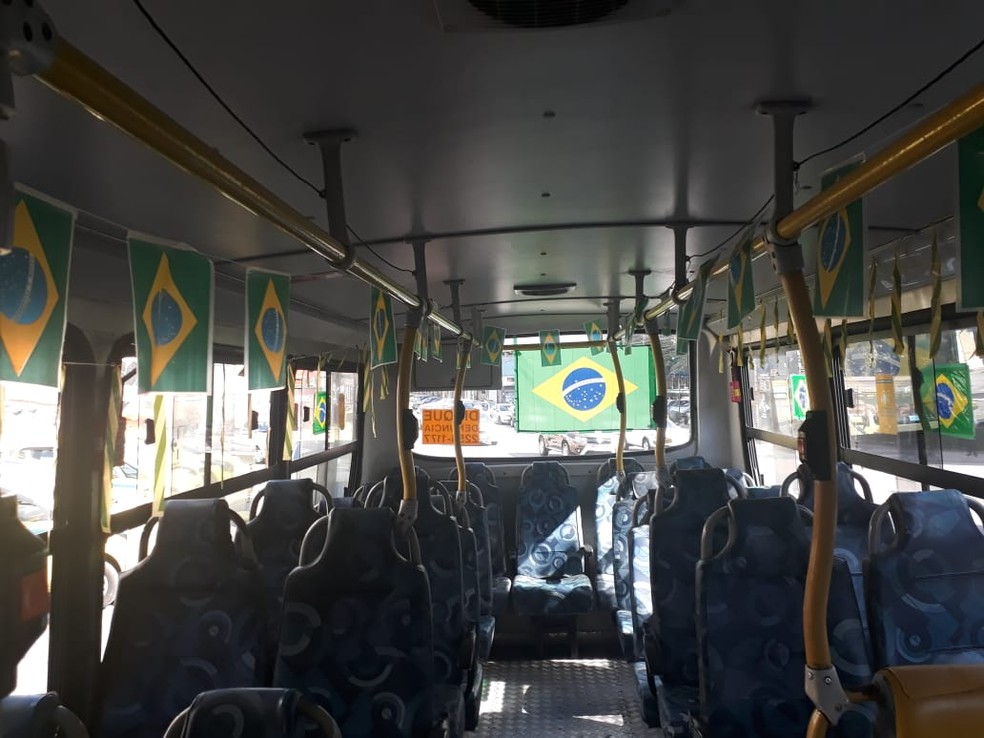 Motorista de empresa de Ã´nibus decora coletivo para copa no Rio (Foto: Daiene Santos/G1)