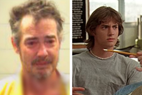 Jason London foi preso em setembro de 2021 após ser encontrado dentro de um carro em chamas em uma vala; na foto à direita, ele aparece como Pink no filme Jovens, Loucos e Rebeldes (1993) (Foto: Jackson County Sherriff's Dept ; reprodução)