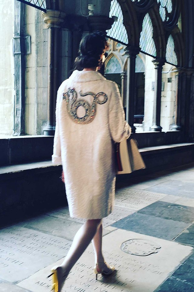 A fur appliqué snake motif on the back of a pale fur coat (Foto: @SuzyMenkesVogue)