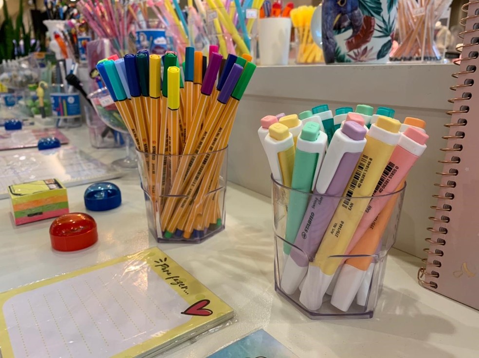 Entre os itens mais desejados por crianças e adultos estão as canetas coloridas da Stabilo, que você encontra por R$12,90 na Cute Paper — Foto: Shopping Norte Sul Plaza