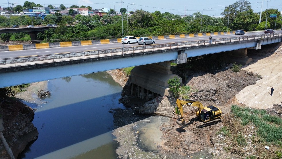 Ponte de acesso do Boulevard Álvaro Maia ao bairro Compensa, em Manaus  — Foto: Márcio Melo/Seminf