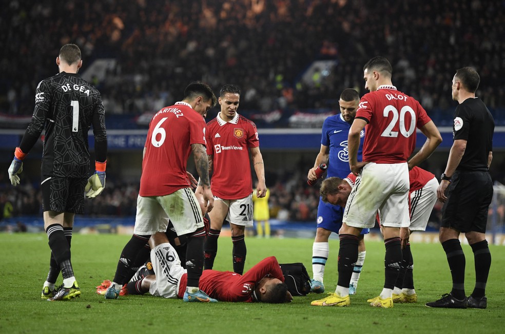 Varane recebe atendimento em Chelsea x Manchester United — Foto: REUTERS/Tony Obrien