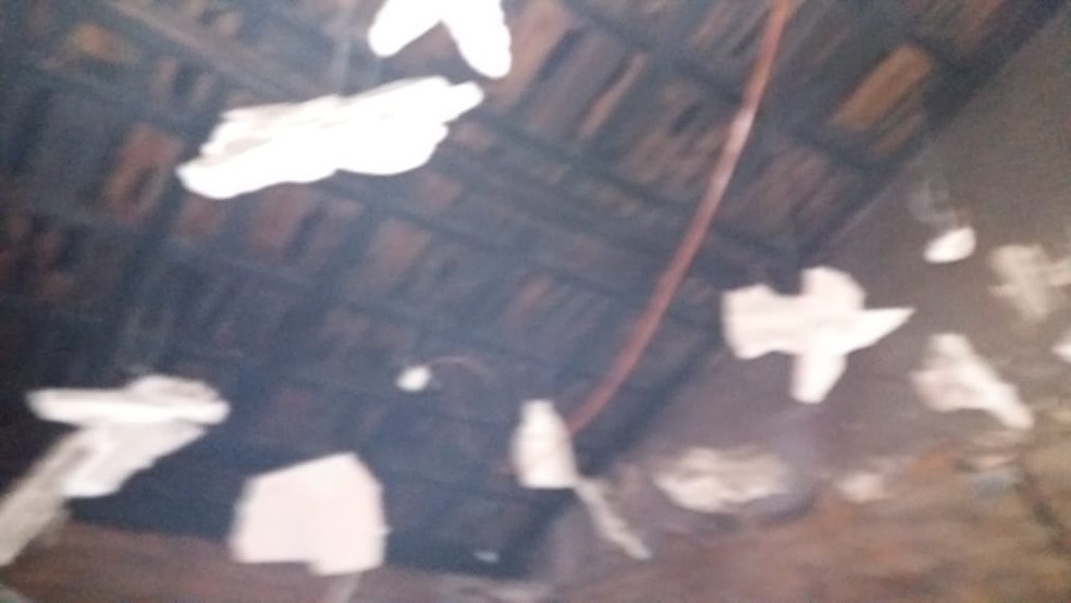 Forro de quarto desabou após incêndio — Foto: Divulgação