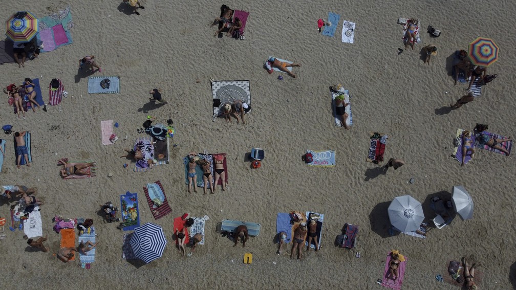Pessoas se reúnem na praia pública de Alimos, no sul de Atenas (23/04/22). — Foto: AP Photo/Thanassis Stavrakis