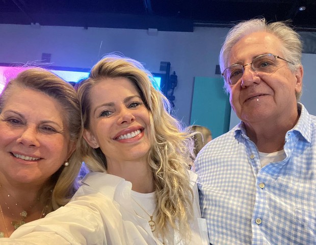 Karina Bacchi com os pais (Foto: Instagram)