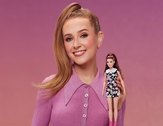 A atriz, que nasceu surda, foi escolhida para estrelar primeira campanha de Barbie com aparelhos auditivos (Foto: Reprodução/ Daily Mail)