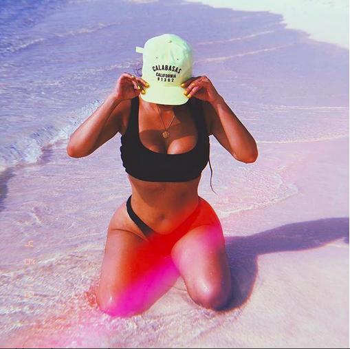 A socialite Kim Kardashian de férias em uma praia do Caribe (Foto: Instagram)