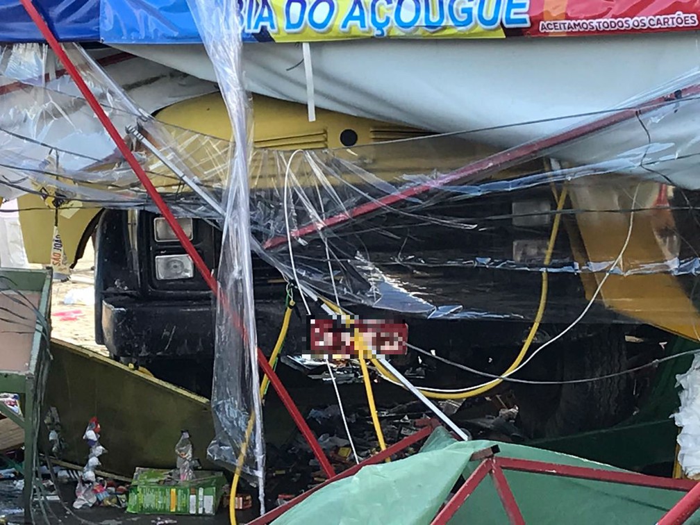 Acidente com caminhÃ£o de coleta de lixo deixa mortos e feridos na BA-502 â?? Foto: Adriana Oliveira/TV Bahia