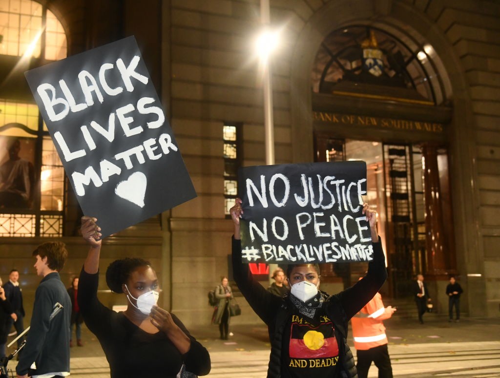 Mulheres protestam em Sidney, na Austrália, pela morte de George Floys (Foto: Getty Images)
