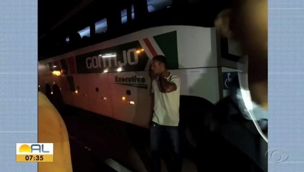 &Ocirc;nibus foi abordado por criminosos na BR-101, em Joaquim Gomes &mdash; Foto: Reprodu&ccedil;&atilde;o/TV Gazeta