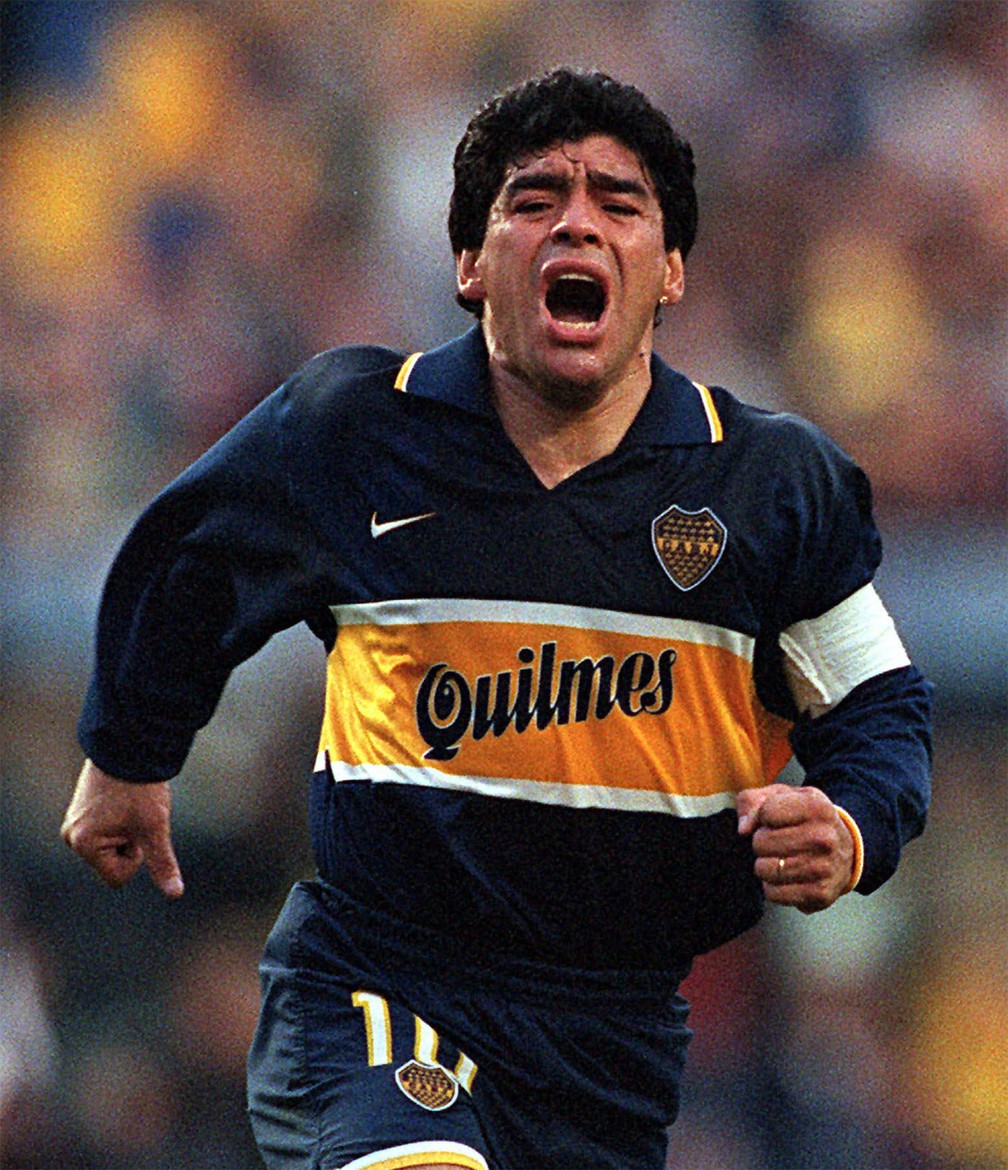 Maradona celebra um gol na sua última partida oficial pelo Boca Juniors em Buenos Aires, na Argentina, em outubro de 1997 — Foto: Eduardo Di Baia/AP/Arquivo