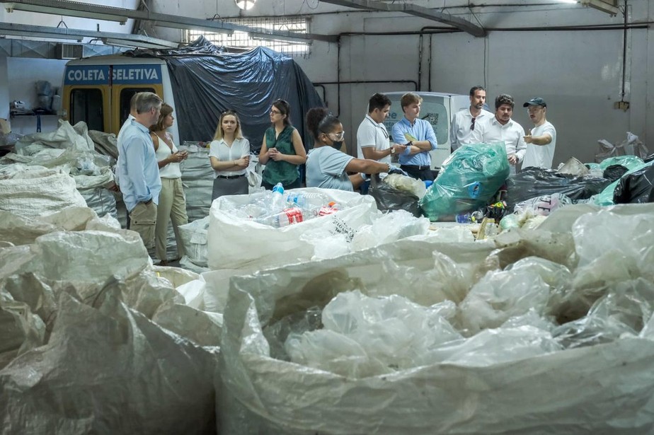 A delegação europeia também conheceu o Centro de Apoio à Reciclagem, em Copacabana, para tratamento dos resíduos retirados das praias do Rio