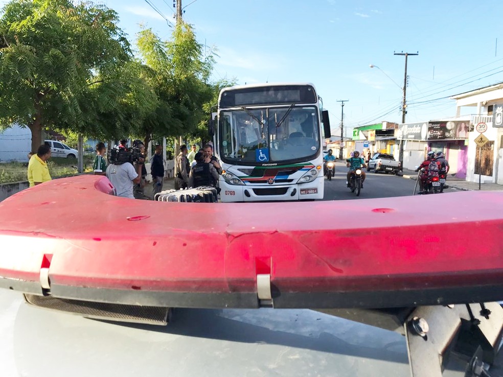 Suspeitos interceptaram Ã´nibus com carro e invadiram o coletivo em JoÃ£o Pessoa (Foto: Walter Paparazzo/G1)