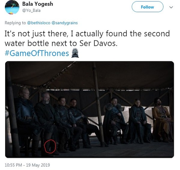 Um fã da série Game of Thrones lamentando a presença do que seria uma segunda garrafa de plástico no episódio final de Game of Thrones (Foto: Twitter)