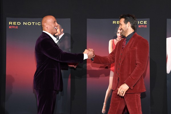 Dwayne Johnson (The Rock) e Ryan Reynolds no lançamento de Alerta Vermelho (2021) (Foto: Getty Images)