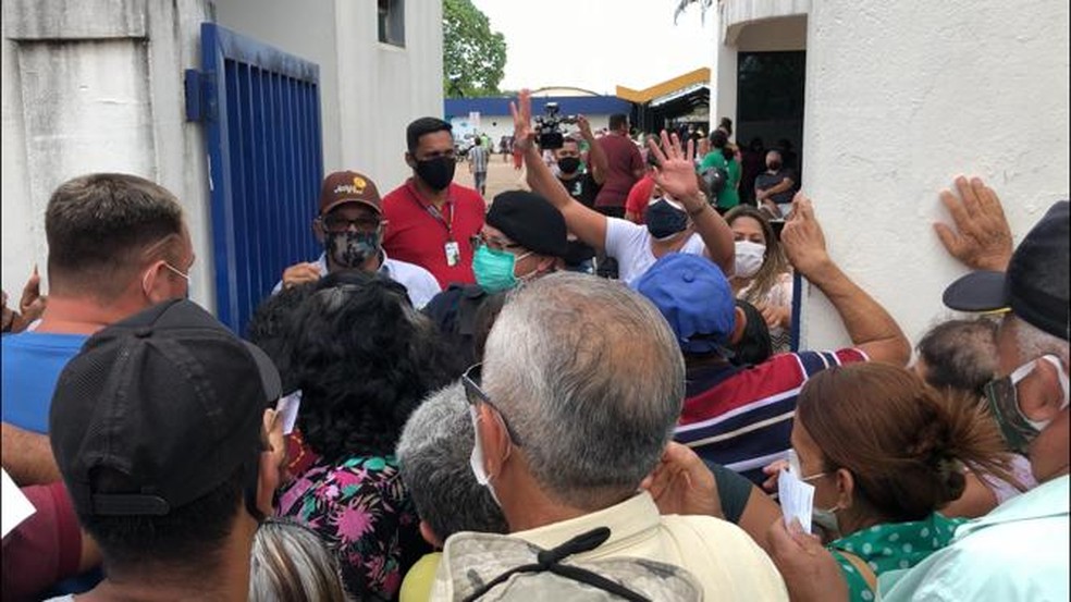 Aglomeração na fila de vacinação em Porto Velho  — Foto: Marisson Dourado/CBN
