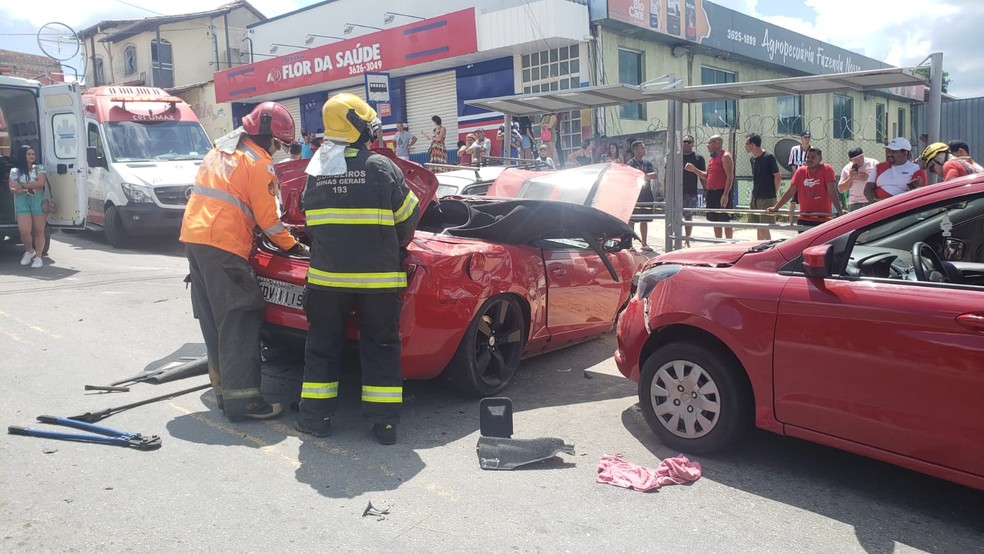 Acidente com camaro vermelho e outros três carros deixa feridos em avenida na Grande BH  — Foto: Camila Falabela/ TV Globo