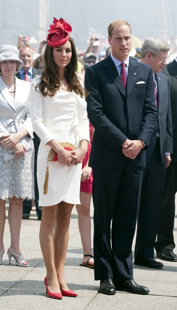 Kate Middleton, de vermelho e branco, em visita ao Canadá ao lado do príncipe William (Foto: Getty Images)